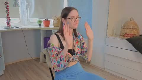 Snapshot of trishdelafontaine chatting on 06-27-26, 04:17 Viola online show from 06-27-26, 04:17