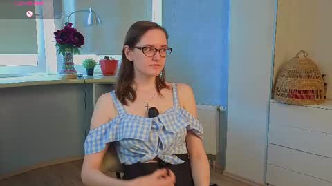 Snapshot of trishdelafontaine chatting on 07-23-26, 04:32 Viola online show from 07-23-26, 04:32