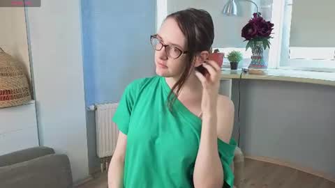 Snapshot of trishdelafontaine chatting on 07-25-26, 04:10 Viola online show from 07-25-26, 04:10