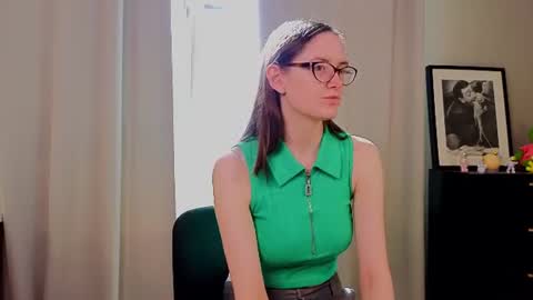 Snapshot of trishdelafontaine chatting on 07-29-26, 04:21 Viola online show from 07-29-26, 04:21