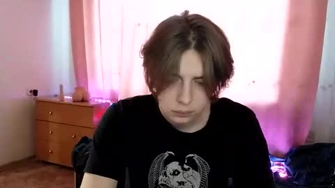 Snapshot of trypophob1a chatting on 01-31-25, 02:37 Emilum online show from 01-31-25, 02:37