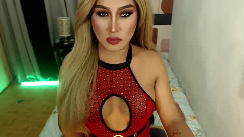 Snapshot of tshugescock chatting on 01-08-25, 10:06 SEDUCTIVEmistresCUMS online show from 01-08-25, 10:06