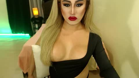 Snapshot of tshugescock chatting on 02-22-25, 12:49 SEDUCTIVEmistresCUMS online show from 02-22-25, 12:49