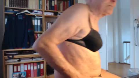 Snapshot of tubaist chatting on 02-26-25, 09:21 FINN but call me NANNA online show from 02-26-25, 09:21