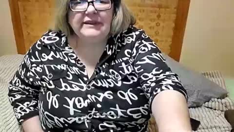 Snapshot of tviks chatting on 02-08-25, 12:49 Lana online show from 02-08-25, 12:49