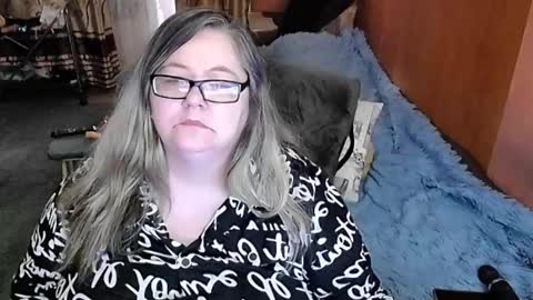 Snapshot of tviks chatting on 02-11-25, 05:16 Lana online show from 02-11-25, 05:16