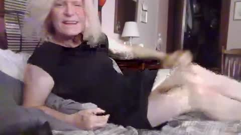 Snapshot of twin53 chatting on 07-11-26, 05:32 Kitten online show from 07-11-26, 05:32