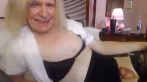 Snapshot of twin53 chatting on 07-12-26, 07:32 Kitten online show from 07-12-26, 07:32