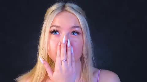 Snapshot of twinklefluff chatting on 03-09-25, 09:24 twinklefluff online show from 03-09-25, 09:24