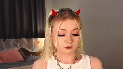 Snapshot of twinklefluff chatting on 11-03-25, 04:19 twinklefluff online show from 11-03-25, 04:19