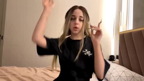 Snapshot of twivi chatting on 10-31-25, 05:14 twivi online show from 10-31-25, 05:14