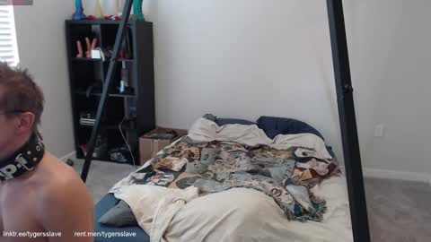 Snapshot of tygersslave chatting on 10-13-25, 08:42 Tygers slave online show from 10-13-25, 08:42