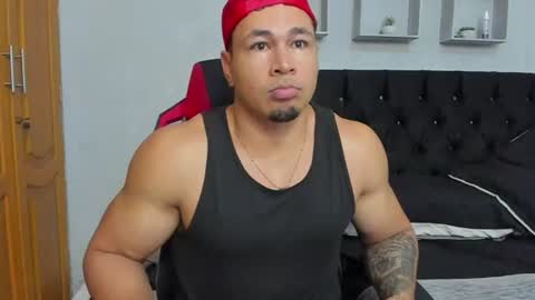 tyler_hank1 online show from 07-04-26, 09:37