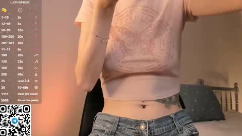 Snapshot of tyty_pupu chatting on 11-28-25, 07:05 Christine 3 Next broadcast tomorrow at 2100 GMT 5 online show from 11-28-25, 07:05