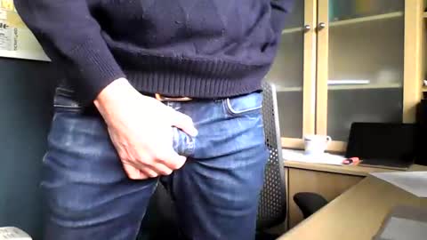 Snapshot of ukshowall chatting on 05-20-26, 12:11 mark online show from 05-20-26, 12:11
