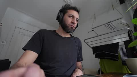 Snapshot of ultratoaster chatting on 12-18-25, 05:41 ultratoaster online show from 12-18-25, 05:41