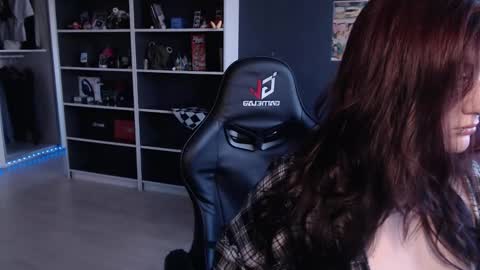 Snapshot of uminarin chatting on 10-17-25, 04:37 Julia online show from 10-17-25, 04:37