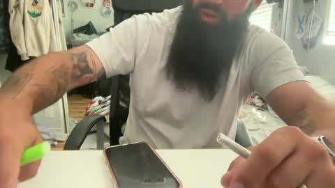 Snapshot of uncutbeard129840 chatting on 05-06-26, 11:21 uncutbeard129840 online show from 05-06-26, 11:21