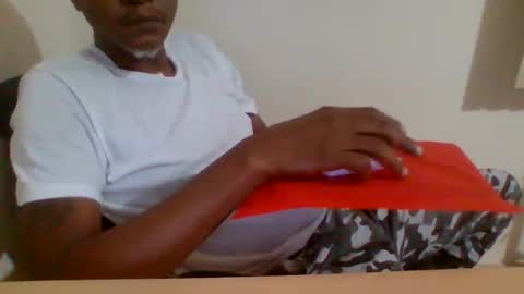 Snapshot of undrcvrlvr chatting on 05-19-26, 10:10 mrfck4lngr online show from 05-19-26, 10:10