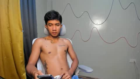 Snapshot of ur_hottestjonny chatting on 05-05-26, 04:37 jonny online show from 05-05-26, 04:37