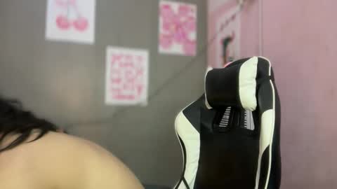 Ariana online show from 12-19-25, 01:29