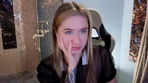 Leila online show from 11-26-25, 02:18