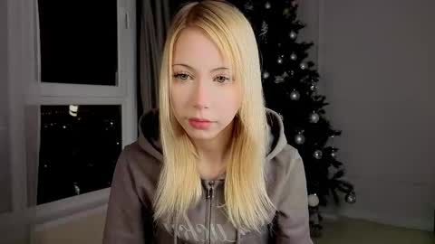 Snapshot of uwu_flower chatting on 02-12-26, 01:39 Chloe online show from 02-12-26, 01:39