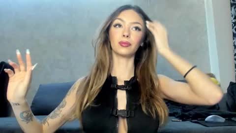 Snapshot of v_deville chatting on 01-19-26, 03:21 Mia online show from 01-19-26, 03:21