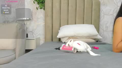 Snapshot of vaiolet__ chatting on 12-22-24, 10:25 Vaiolet online show from 12-22-24, 10:25