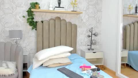 Snapshot of vaiolet__ chatting on 12-30-24, 10:23 Vaiolet online show from 12-30-24, 10:23