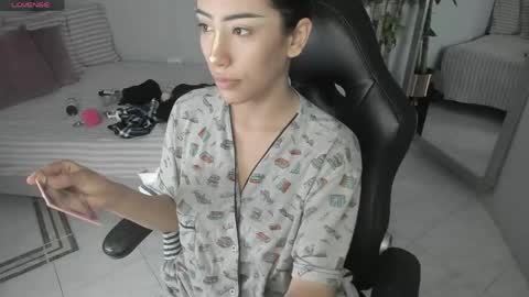Snapshot of vaiolethsan chatting on 04-21-26, 12:00 Vaioleth online show from 04-21-26, 12:00