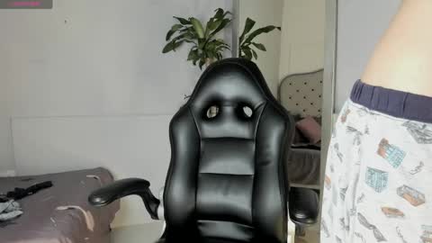 Snapshot of vaiolethsan chatting on 04-22-26, 12:28 Vaioleth online show from 04-22-26, 12:28