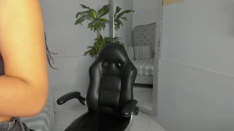 Snapshot of vaiolethsan chatting on 04-24-26, 11:34 Vaioleth online show from 04-24-26, 11:34