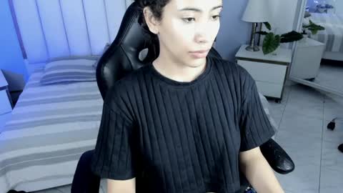 Snapshot of vaiolethsan chatting on 05-12-26, 12:35 Vaioleth online show from 05-12-26, 12:35