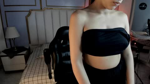 Snapshot of vaiolethsan chatting on 05-20-26, 12:11 Vaioleth online show from 05-20-26, 12:11