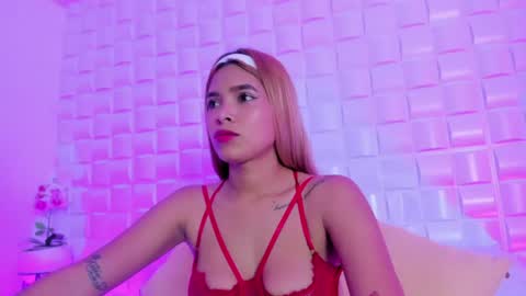 Snapshot of valen_martinez_ chatting on 06-03-26, 07:08 V A L E N online show from 06-03-26, 07:08