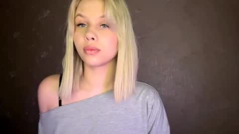 Snapshot of valenestimus chatting on 12-03-25, 02:15 Olachka online show from 12-03-25, 02:15