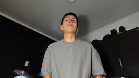 Snapshot of valenteaurum chatting on 11-10-25, 05:12 valentean online show from 11-10-25, 05:12