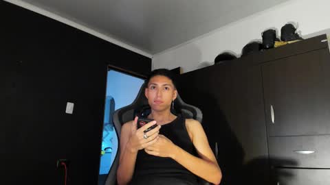 Snapshot of valenteaurum chatting on 11-14-25, 07:01 valentean online show from 11-14-25, 07:01