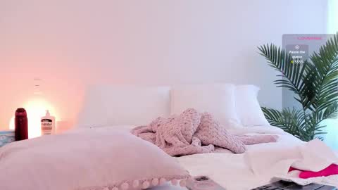 Snapshot of valentina_m17 chatting on 12-13-25, 10:37 VALENTINA online show from 12-13-25, 10:37