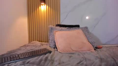 valentinaliux_ online show from 06-23-26, 11:47