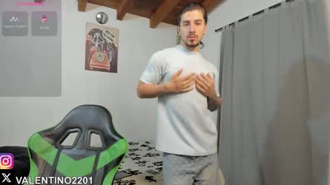 Snapshot of valentino2201 chatting on 10-11-25, 01:05 valentino online show from 10-11-25, 01:05