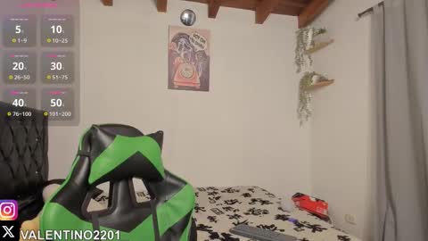 Snapshot of valentino2201 chatting on 10-16-25, 01:06 valentino online show from 10-16-25, 01:06