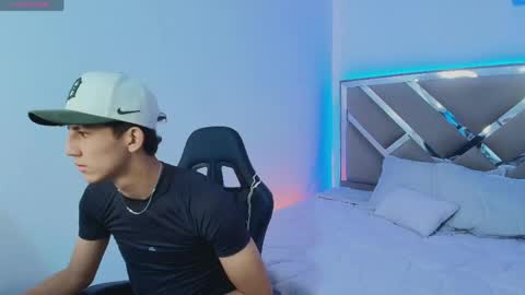 Snapshot of valentino_rey chatting on 04-15-26, 12:01 valentino_rey online show from 04-15-26, 12:01