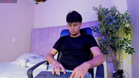 Snapshot of valentino_russo chatting on 02-24-26, 11:30 VALENTINO online show from 02-24-26, 11:30