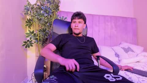 Snapshot of valentino_russo chatting on 02-27-26, 12:38 VALENTINO online show from 02-27-26, 12:38