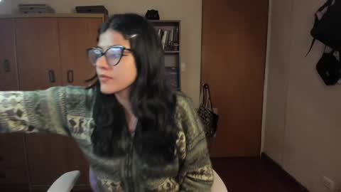 Snapshot of valerie__sky chatting on 01-14-25, 02:40 Val online show from 01-14-25, 02:40