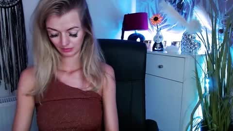 Snapshot of valerieluvsugar chatting on 02-11-25, 12:58 Valerie online show from 02-11-25, 12:58