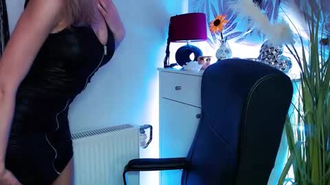 Snapshot of valerieluvsugar chatting on 02-20-25, 11:42 Valerie online show from 02-20-25, 11:42