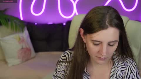 Snapshot of valerymurr chatting on 10-14-25, 07:03 V A L E R Y  M U R online show from 10-14-25, 07:03